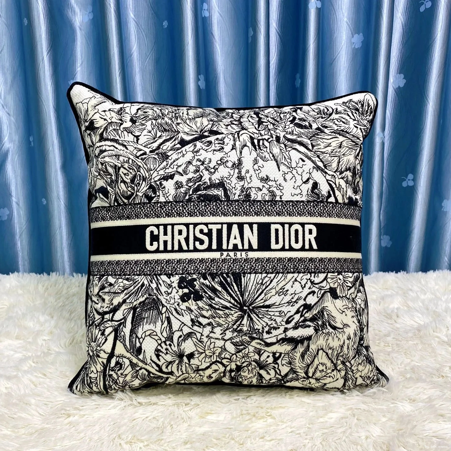 CHRISTIAN WORLD PILLOW BLACK MOTIF 0729